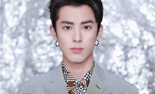 王鹤棣片场代拍吃瓜视频,幕后趣事曝光