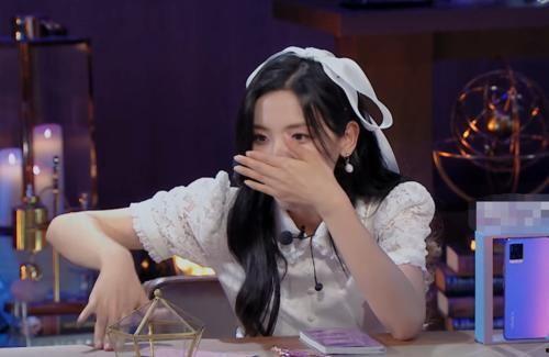 杨超越吃瓜原视频,真实不做作！