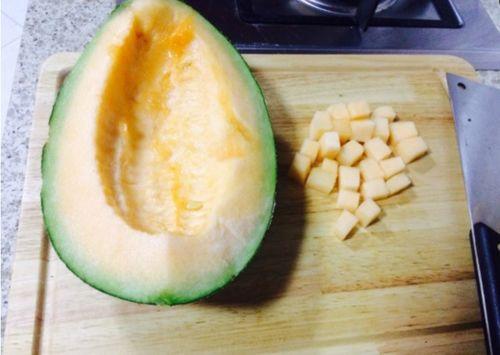 哈密瓜能煮火锅吃吗视频,创意美食新尝试