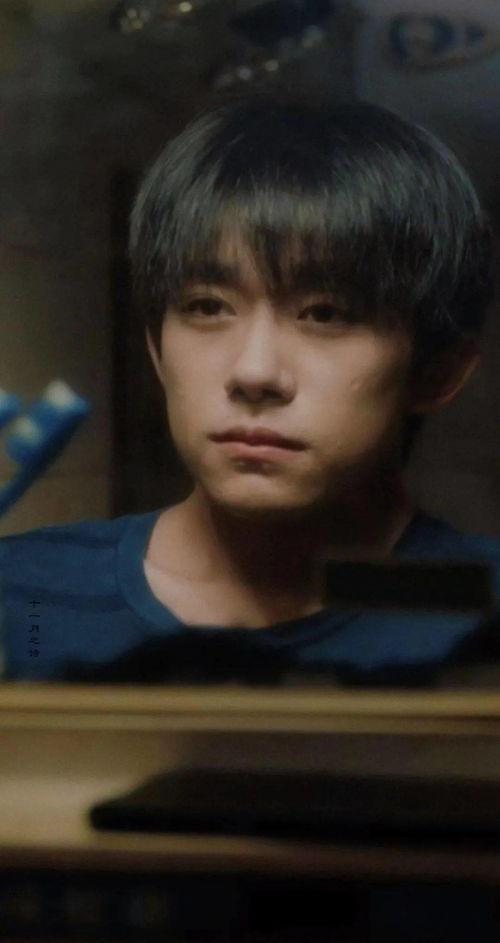 易烊千玺爸爸吃瓜视频,网友热议