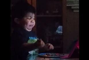 小男孩吃瓜妈妈打他视频,妈妈打小男孩吃瓜视频引发热议