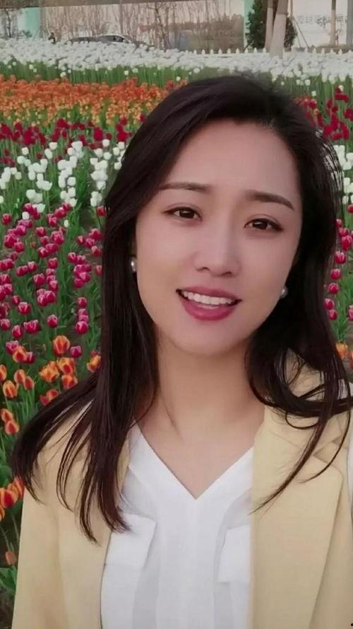 抖音美女三岁吃瓜视频,萌态十足引网友热议