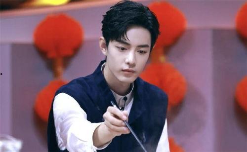 肖战吃瓜搂腰视频,揭秘幕后真相