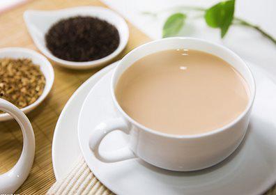 吃瓜小孩喝奶茶视频,吃瓜小孩喝奶茶萌态十足